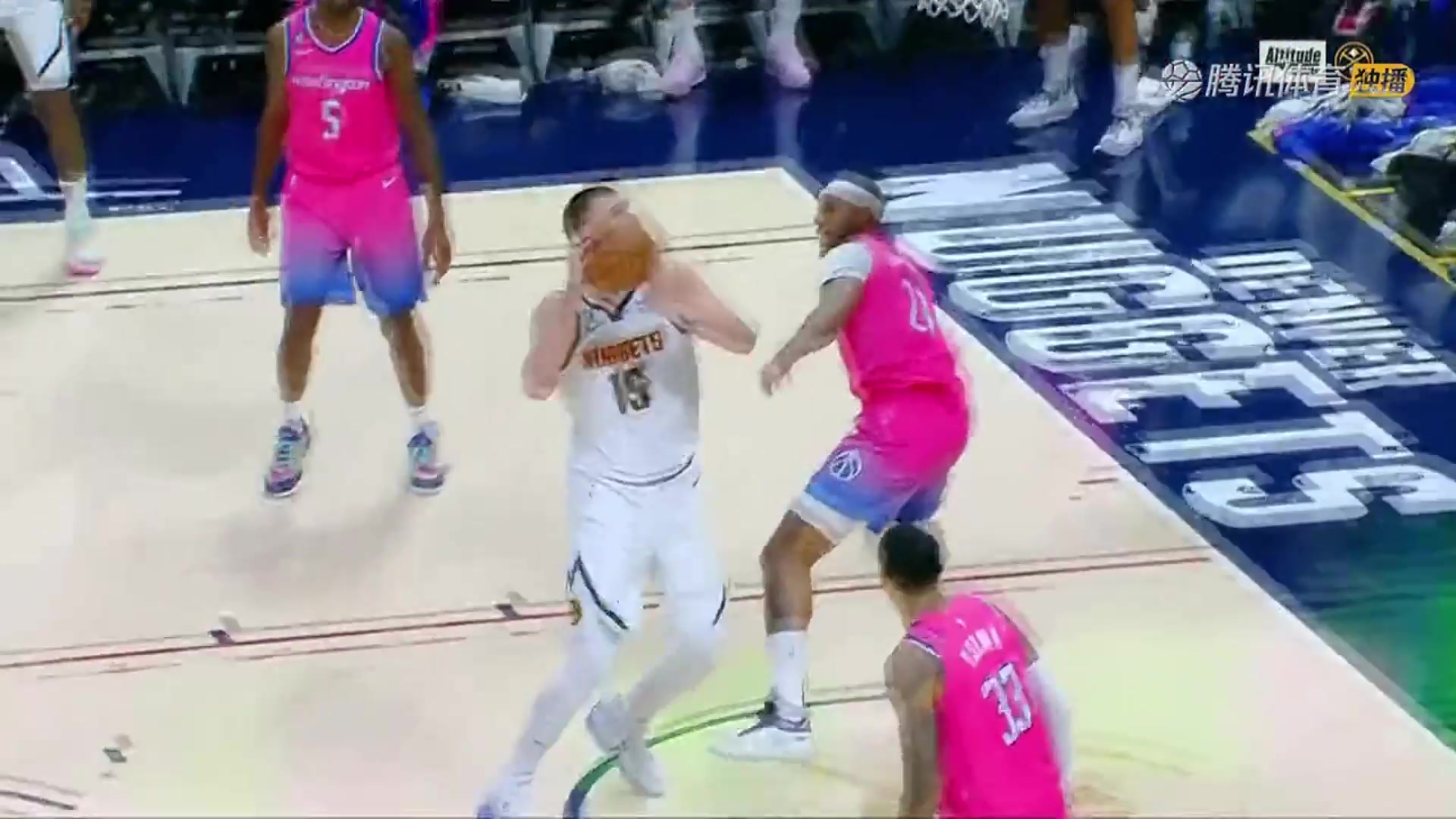  这效率要冲三连MVP？约基奇20中17爆砍43分14板8助5断皆全队最高（约基奇砍32分20篮板10助攻）